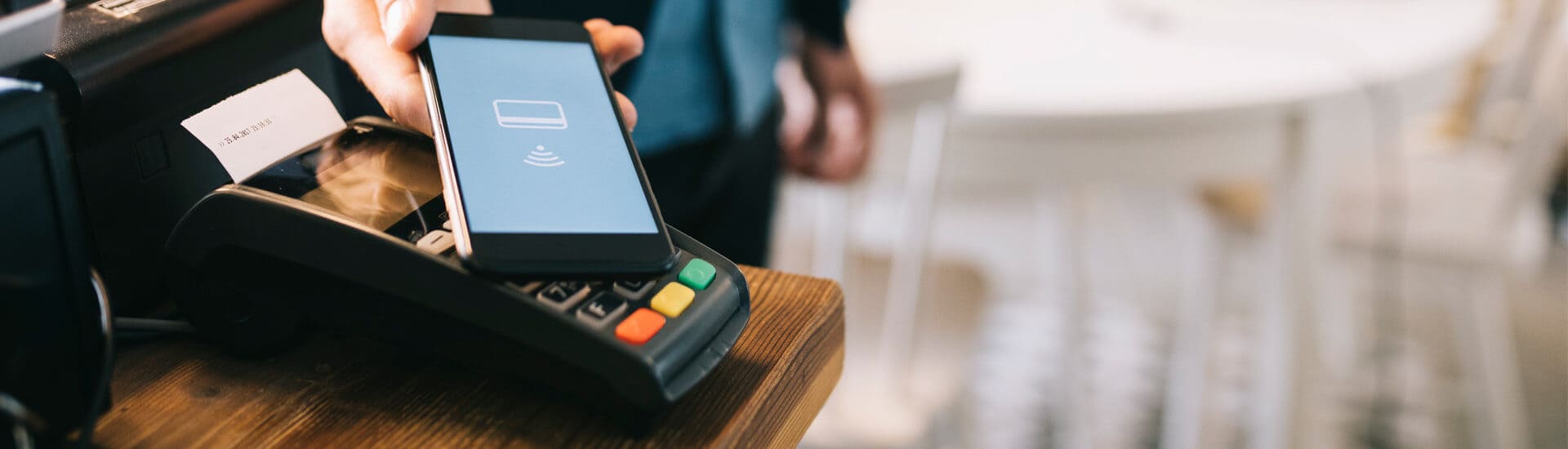 Bezahlen mit Smartphone am stationären Kartenlesegerät